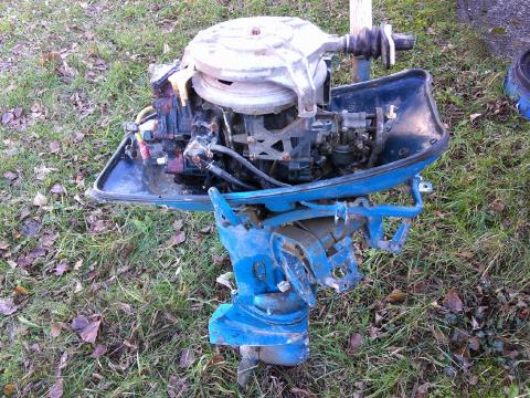 Johnson Evinrude 18 lóerős, 2 hengeres, beállt, hiányos csónakmotor alkatrésznek