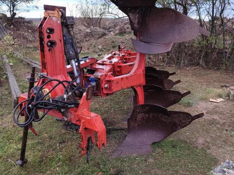 Eladó Gregoire Besson RWB7 4+1 fejes váltvaforgató eke