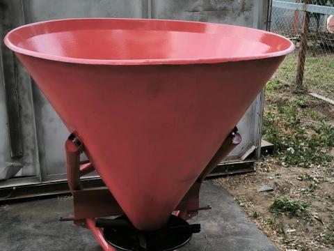 Eladó 500 literes műtrágyaszóró új csapágyakkal, szimeringgel Eladó 500 literes műtrágyaszóró új csapágyakkal, szimeringgel