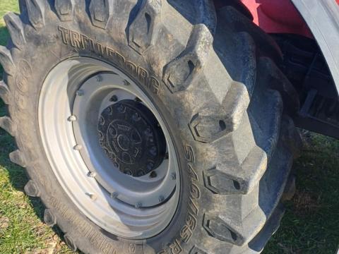 18x42" hátsó felnik és 15x30" első felnik eladó Case IH, Puma, New Holland, Steyr traktorhoz 18x42" hátsó felnik és 15x30" első felnik eladó Case IH, Puma, New Holland, Steyr traktorhoz