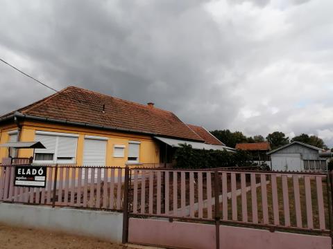 Azonnal költözhető 3 szobás családi ház gazdálkodásra alkalmas nagy kerttel és szerelőaknával