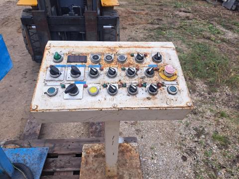 Eladó vezérlőpult kapcsolószekrény vezérlőoszlop kezelőpanel 34x53