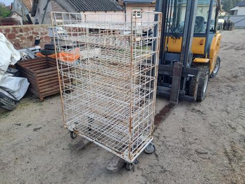 Eladó Fém rácsos polc tároló gurulós kocsi állvány 165x110x50 Eladó Fém rácsos polc tároló gurulós kocsi állvány 165x110x50