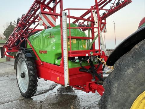 Eladó vontatott lengyel permetező, 18 méteres kerettel Eladó vontatott lengyel permetező, 18 méteres kerettel