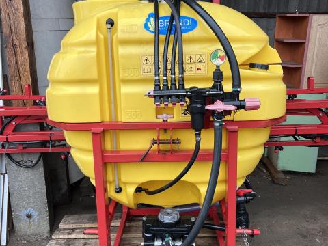 Új Brandi 400 l szántóföldi permetező 12 m kerettel