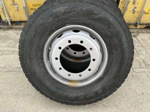 Teherautó kerék 12 R22.5 felnivel együtt