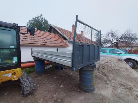 Egyedileg gyártott billenőplatós felépítmény, 6,5 t tehergépjárműről leszerelve Egyedileg gyártott billenőplatós felépítmény, 6,5 t tehergépjárműről leszerelve