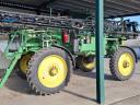 John Deere 4830 önjáró permetező 30 m-es kerettel