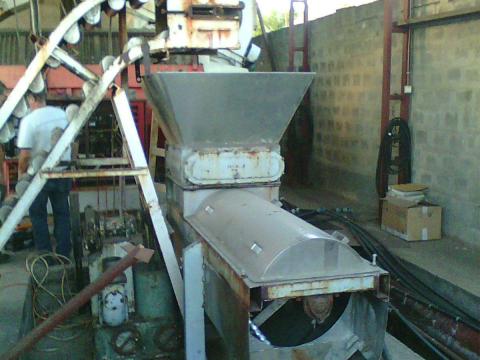 Szőlő zúzó-bogyózó ipari cefre szivattyúval, tartalék alkatrészekkel Szőlő zúzó-bogyózó ipari cefre szivattyúval, tartalék alkatrészekkel