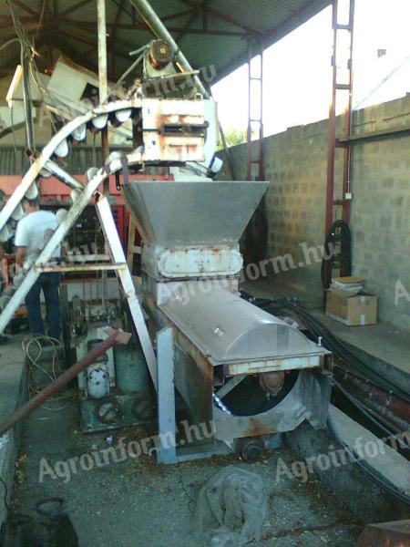 Szőlő zúzó-bogyózó ipari cefre szivattyúval, tartalék alkatrészekkel