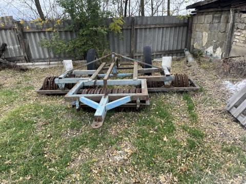 Eladó háromtagú rögtörő henger, félfüggesztett vázzal