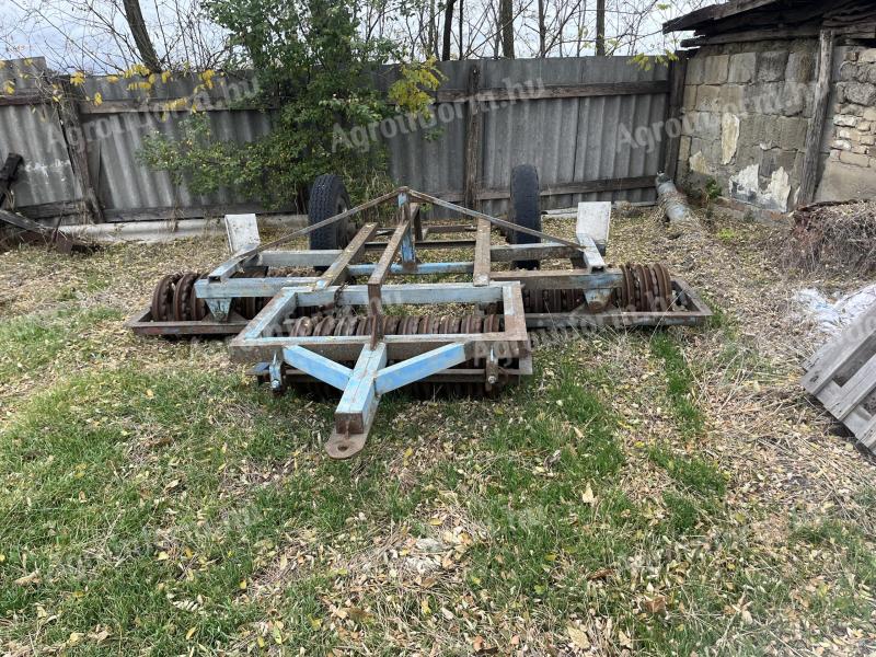 Eladó háromtagú rögtörő henger, félfüggesztett vázzal