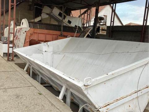 Eladó garat szőlőfeldolgozáshoz, 570 cm hosszú