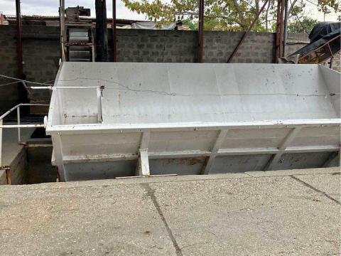 Garat serleges felhordóval szőlőfeldolgozáshoz Garat serleges felhordóval szőlőfeldolgozáshoz