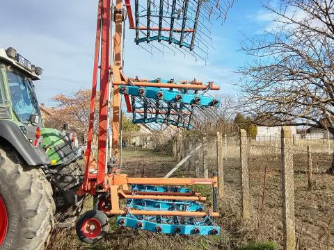 Hatzenbichler gyomfésű eladó, 9 méteres, hidraulikusan nyitható, kiváló állapotban Hatzenbichler gyomfésű eladó, 9 méteres, hidraulikusan nyitható, kiváló állapotban