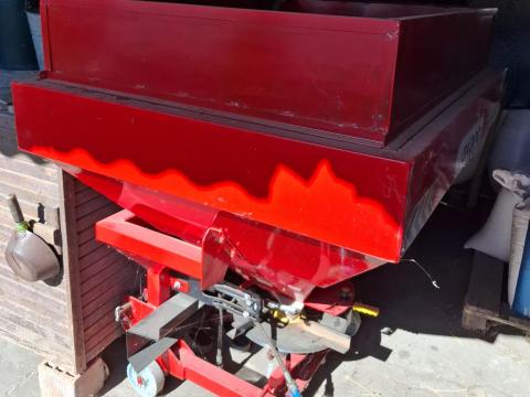 Axano műtrágyaszóró 700 literes, újszerű állapotban Axano műtrágyaszóró 700 literes, újszerű állapotban