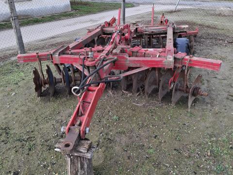 XT vontatott tárcsa 320 cm munkaszélességgel, IH csapágyas első tagokkal XT vontatott tárcsa 320 cm munkaszélességgel, IH csapágyas első tagokkal