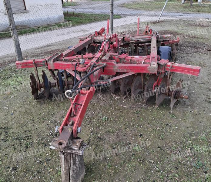 XT vontatott tárcsa 320 cm munkaszélességgel, IH csapágyas első tagokkal