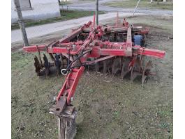 XT vontatott tárcsa 320 cm munkaszélességgel, IH csapágyas első tagokkal