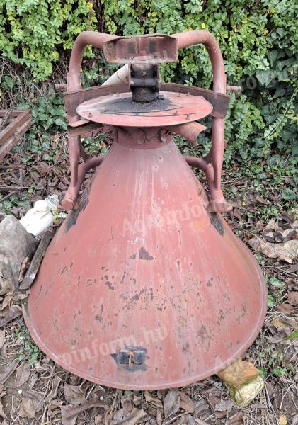 Műtrágyaszóró függesztett kivitelben