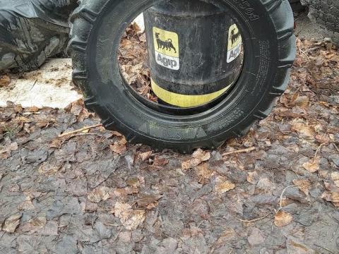 Gumiabroncs eladó: 600 x 16, használt, jó állapotban Gumiabroncs eladó: 600 x 16, használt, jó állapotban