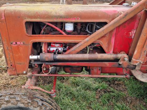 Egy ih 414 traktor potkocsival és egy donor ihc 436 traktor Egy ih 414 traktor potkocsival és egy donor ihc 436 traktor