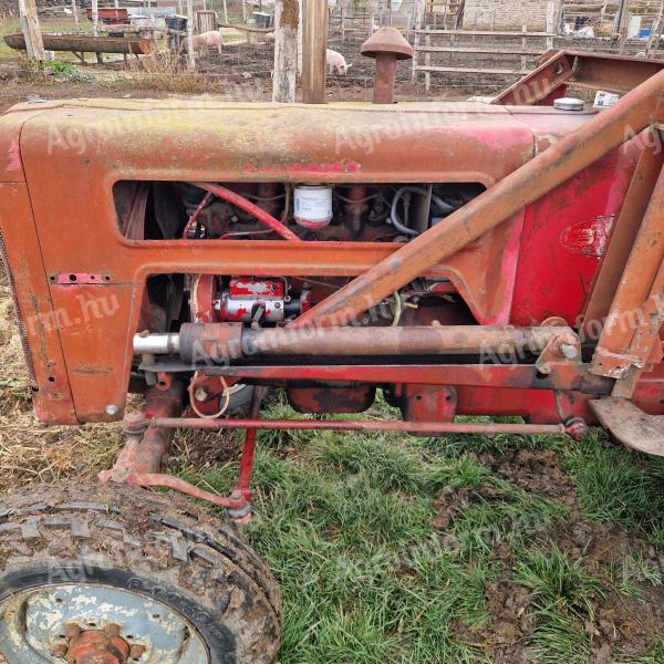 Egy ih 414 traktor potkocsival és egy donor ihc 436 traktor