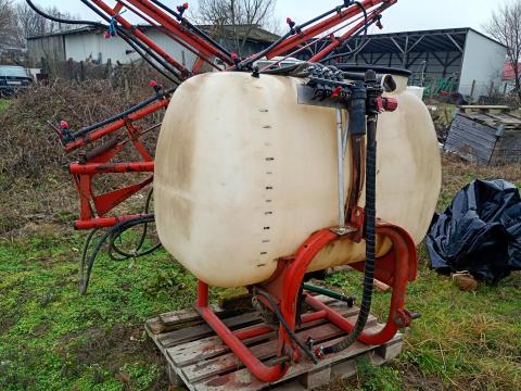 Függesztett permetező 700 literes eladó Függesztett permetező 700 literes eladó