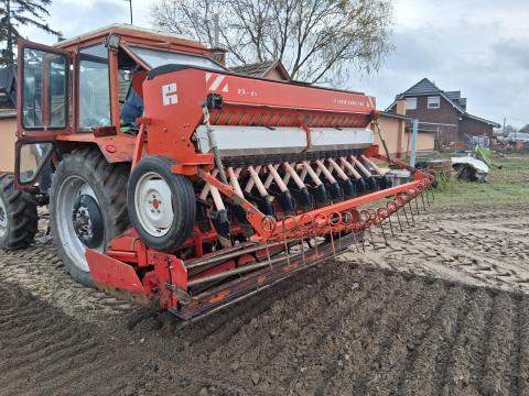 Lely 2,5 méteres forgóborona és Reform Semo 100 2,5 / 21 apró magos vetőgép Lely 2,5 méteres forgóborona és Reform Semo 100 2,5 / 21 apró magos vetőgép