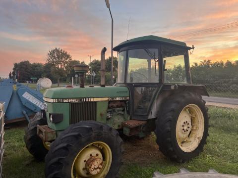 John Deere 2140 kisebb motorhibával John Deere 2140 kisebb motorhibával