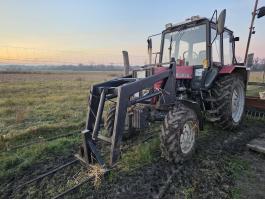 MTZ 820 homlokrakodóval eladó