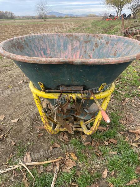 Eladó műtrágyaszoró