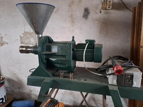 Olajprés eladó olcsón, 2,2 kW frekvenciaváltóval Olajprés eladó olcsón, 2,2 kW frekvenciaváltóval