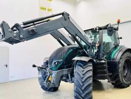 Valtra T174 homlokrakodóval
