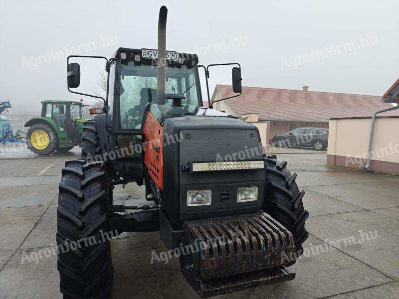 Valtra 8450 140 LE traktor eladó