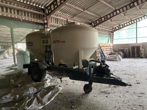 Detk 146 takarmányszállító és kiosztó kocsi (2 x 3,75 m3) Detk 146 takarmányszállító és kiosztó kocsi (2 x 3,75 m3)