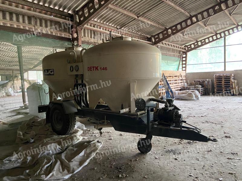 Detk 146 takarmányszállító és kiosztó kocsi (2 x 3,75 m3)