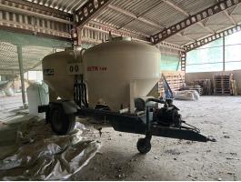 Detk 146 takarmányszállító és kiosztó kocsi (2 x 3,75 m3)