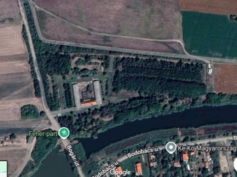 Vízparti birtok a Holt-Tisza partján Vízparti birtok a Holt-Tisza partján