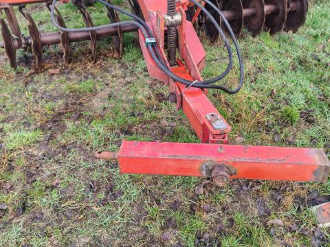 Sasform tárcsa eladó 3 méteres, rögtörővel, jó állapotú lapokkal Sasform tárcsa eladó 3 méteres, rögtörővel, jó állapotú lapokkal