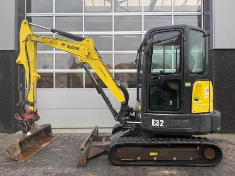 Bobcat E32 / 2013 / 3.163 üzemóra / Lízing 20%-tól Bobcat E32 / 2013 / 3.163 üzemóra / Lízing 20%-tól