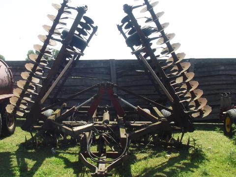 IH 9,8 m-es tárcsa eladó IH 9,8 m-es tárcsa eladó