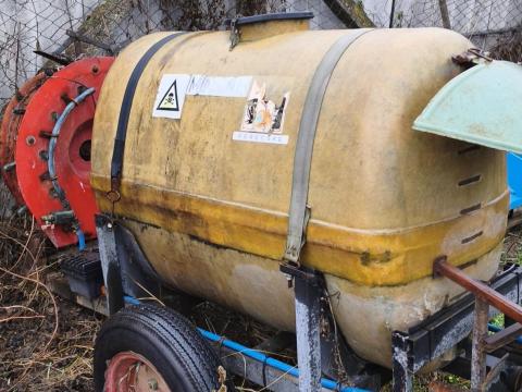 Eladó vontatott permetező 500l-es, felújított szivattyúkkal Eladó vontatott permetező 500l-es, felújított szivattyúkkal