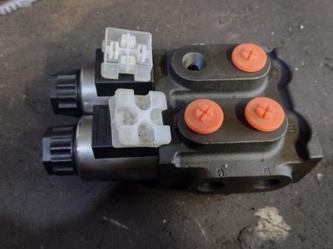 8 irányú elektromos hidraulika szelep eladó – új, soha nem használt 8 irányú elektromos hidraulika szelep eladó – új, soha nem használt