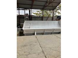 Takarmány- és terménytároló csigahajtással