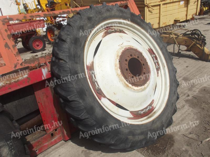 Szerelt kerék 300/95 repedezett gumival eladó