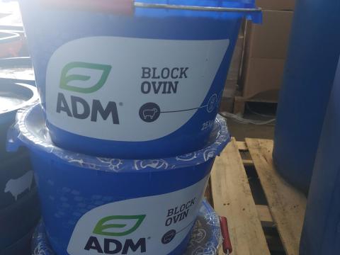 Ásványi anyag és vitaminos nyalótál juhok és kecskék részére