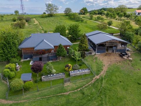 Eladó Nógrád községben 6000 négyzetméteres bekerített belterület gerendaházzal, istállóval és garázzsal Eladó Nógrád községben 6000 négyzetméteres bekerített belterület gerendaházzal, istállóval és garázzsal