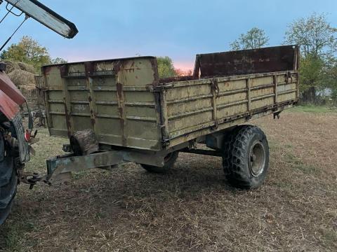 Eladó masszív egytengelyes pótkocsi Eladó masszív egytengelyes pótkocsi