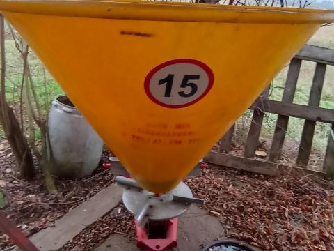 Függesztett műtrágyaszóró eladó 300 kg-os, lengyel gyártmányú Függesztett műtrágyaszóró eladó 300 kg-os, lengyel gyártmányú